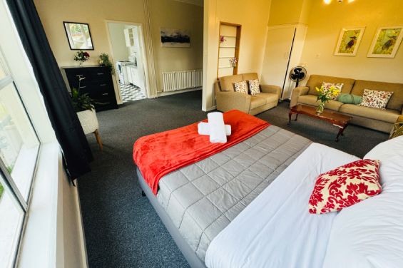 1-Bedroom Apartment queen-size bed