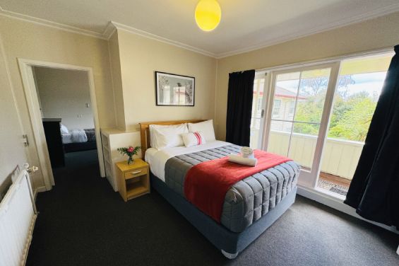 Family Apartment queen-size bed